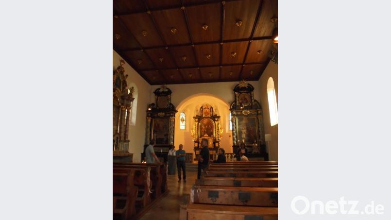 Kirchenpfleger Hans Maier (3. v.l.) und Architekt Hubert Liebl (5. v. l.) informierten die interessierten Zuhörer bei ihren Führungen über die Geschichte, die abgeschlossene Sanierung und die Neugestaltung der liturgischen Ausstattung. Bild: rfi