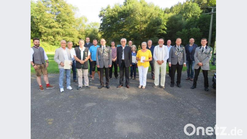 Die Geehrten der Schützengesellschaft Eichenlaub Neustadt mit dem neuen Vorstand. Bürgermeister Sebastian Dippold (links) gratuliert Norbert Schwarz (vorne, Vierter von links) zur Wiederwahl und den Geehrten zur Auszeichnung. Bild: adj