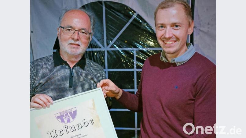 Josef Knorr (links), der 28 Jahre im Vereinsvorsitz war, wurde für seine Leistungen zum Ehrenvorsitzenden ernannt. Rechts im Bild Vorsitzender Manuel Jungwirth. Bild: twi