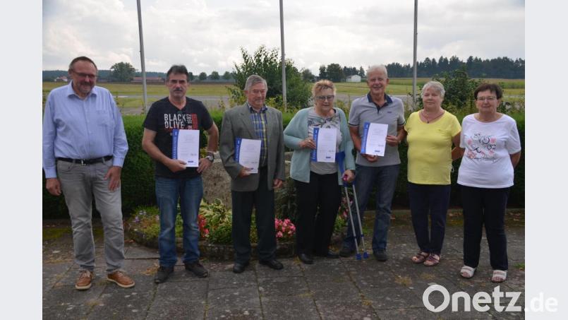 Vorsitzende Margit Kaiser (rechts) und Zweiter Bürgermeister Rudi Heier ehrten Albert Hutzler, Reinhard Opel, Ute Kindermann, Klaus Pühl und Isolde Kunnert (von links) für jahrzehntelange Treue zum Sozialverband. Bild: ak