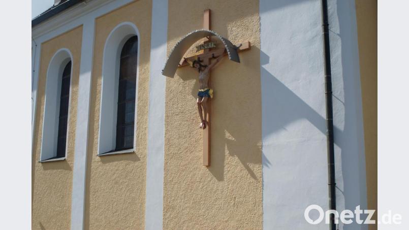 Das Weiherner Friedhofskreuz erstrahlt im neuen Glanz. Bild: slh