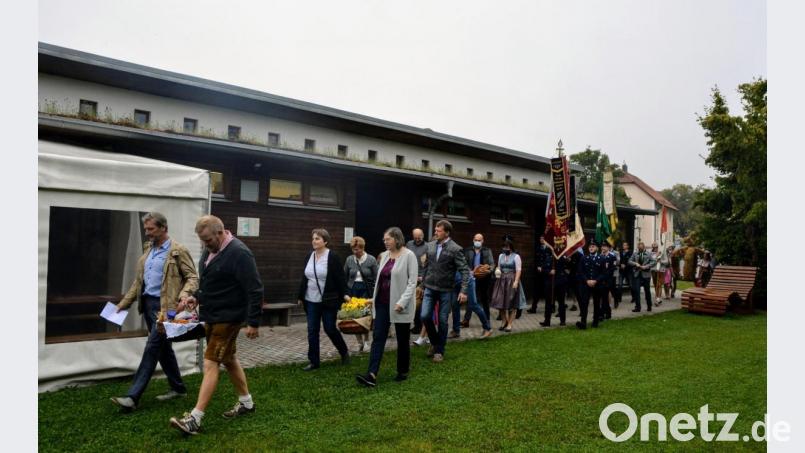 Feierlich ziehen die Vereine zum Festgottesdienst am Gemeinschafshaus ein. Bild: fdl