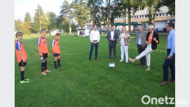 Mit Fragen und Antworten spielen sich Leo, Leon und Felix (von rechts) mit der Bundesministerin den Ball zu. Anja Karliczek, nach eigener Aussage früher Handballerin, schlägt dabei eine gute &quot;linke Klebe&quot;. Bild: fz