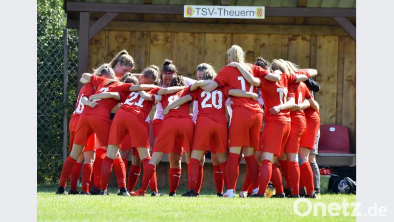 Einschwören auf das nächste Heimspiel in der Bayernliga: Der TSV Theuern erwartet am Sonntag den Vorjahresvierten TuS Bad Aibling. Archivbild: Hubert Ziegler