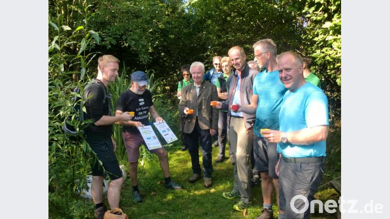 Der Ehenbachweg wurde mit frischem Quellwasser getauft (von links): Manuel Falk von der Ehenfelder Dorfgemeinschaft, Initiator Hans Meindl, OWV-Vorstansmitglied Michael Koller, die drei Bürgermeister Konrad Kiener (Wernberg-Köblitz), Herrmann Falk (Hirschau) und Markus Eichenmüller (Schnaittenbach). Bild: sh