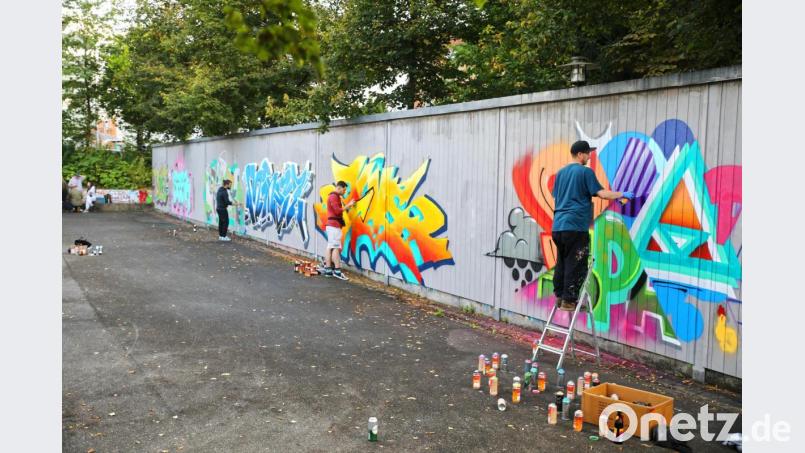 Sprühdosen über Sprühdosen. Während der Veranstaltung konnten sich die Künstler an der Wand austoben. Bild: njn