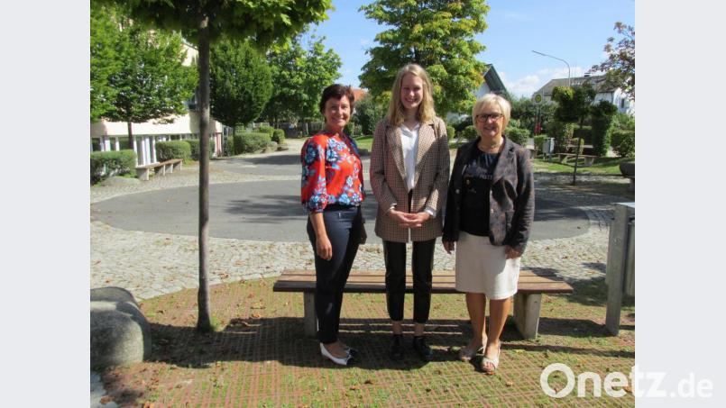 Rektorin Gudrun Lehner (rechts) und Kerstin Zaus (links) nahmen ihre junge Kollegin Jasmin Füchsl in ihre Mitte. Bild: bkr