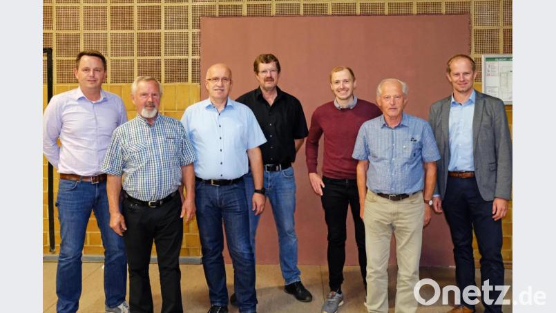Die Vorstandschaft des TSV Detag: Florian Dotzler, Georg Rebl, Siegfried Krös, Zweiter Vorsitzender Dieter Buchner, Vorsitzender Manuel Jungwirth, Georg Decker und Bürgermeister Konrad Kiener (von links). Bild: twi