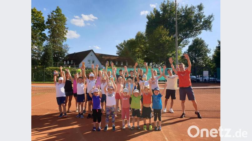 Die Kinder- und Jugendvereinsmeisterschaften der DJK-Tennisabteilung waren ein Highlight. Die Erstplatzierten in den vielen Wettbewerben freuen sich über ihre Siege. Bild: exb/Kristina Striegl