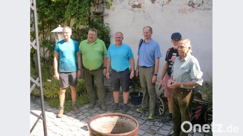 Im Kräutergarten Schnaittenbach wurden die Wanderer von der Ehenbachtaler Blaskapelle begrüßt Bild: sh