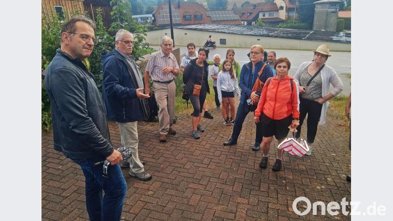 Viele Informationen zum Ort Fuhrmannsreuth hatte Georg Zaus. Dort stattete die Gruppe auch der alten Feldkapelle einen Besuch ab. Bild: ld