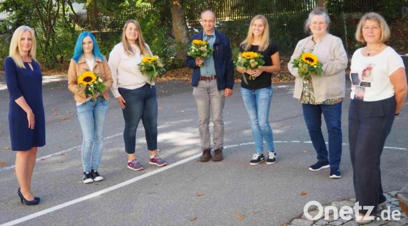 Rektorin Sabine Graser (links) und Konrektorin Beate Koch (rechts) mit den neuen Lehrern an der Grund- und Mittelschule Erbendorf Birgit Lang-Riebl, Eva Gleißner, Albert Neiser, Julia Baumann und Julia Baumann. Nicht auf dem Bild Dominik Schinner. Bild: njn