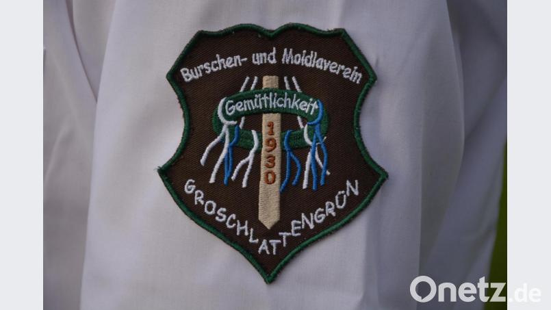 Der Burschenverein Groschlattengrün hat sich in &quot;Burschen- und Moidlaverein&quot; umbenannt. Nina Fuchs hat dazu das Vereinswappen neu gestaltet, das jetzt die Vereinshemden ziert. Bild: jr
