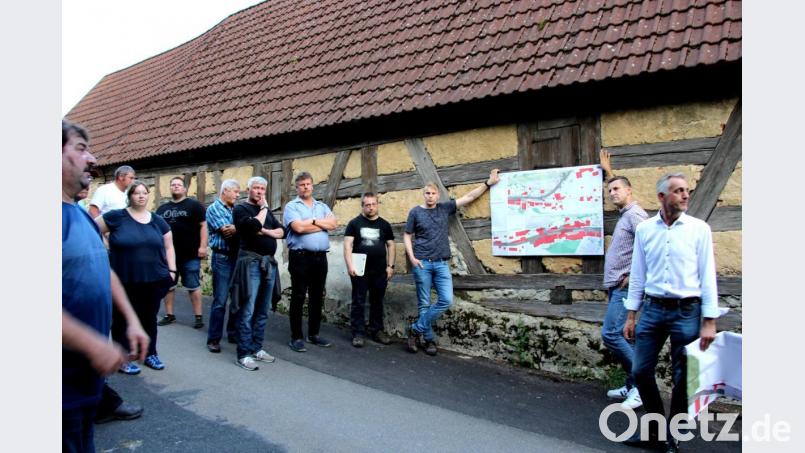 Architekt Markus Rösch (rechts) erläuterte die geplanten Verbesserungen an der engen Dorfstraße mit den bis an den Straßenrand angrenzenden Anwesen. Bild: ds