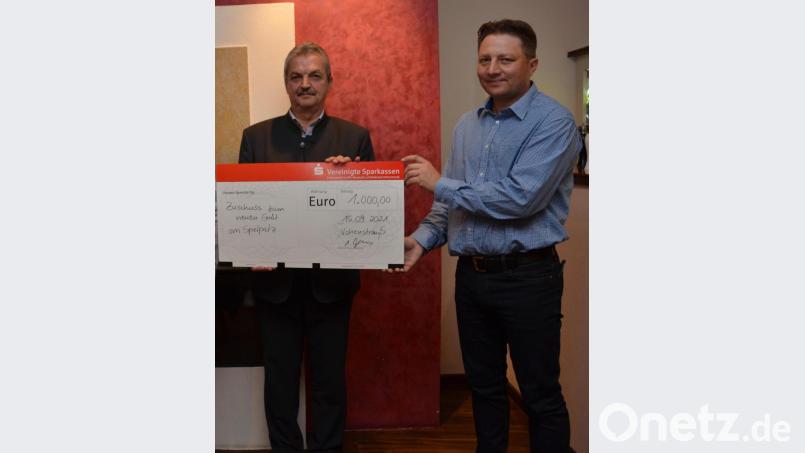 Bürgermeister Andreas Wutzlhofer (Zweiter von rechts) durfte von Siedlerchef Alexander Thomas (rechts) eine Spende in Höhe von 1000 Euro entgegennehmen. Das Geld wird auf dem Spielplatz an der Haidaer Straße investiert. Die Neuanschaffung liegt bereits auf dem Bauhof parat. Bild: doj