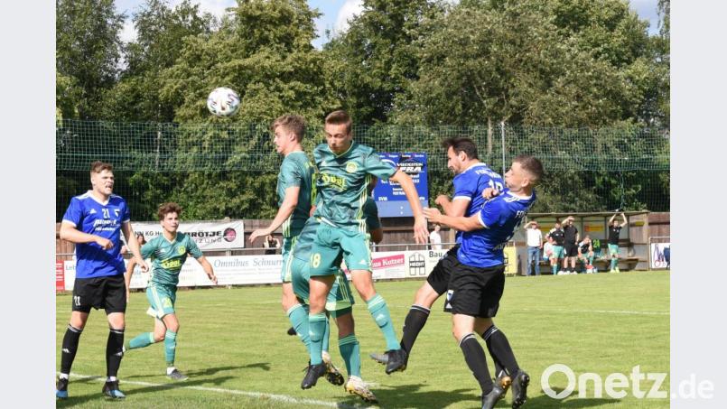 Der SV Mitterteich erwartet am Samstag Kickers Selb zum Derby. Das Bild zeigt die Mitterteicher David Dobras, Sebastian Bilz und Laurentin Göhlert (von links in den grünen Trikots) im Heimspiel gegen Jahn Forchheim (0:3). Archivbild: gb