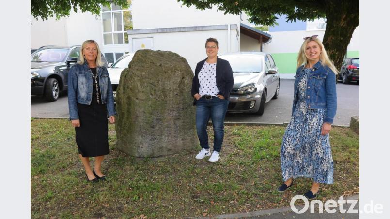 Rektorin Christiane Böhm (links) begrüßte die neuen Lehrkräfte Anna Badewitz und Ute Müller (von rechts). Bild: jzk