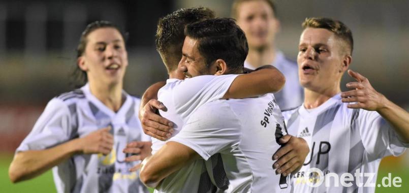Kuschelstunde im Sparda-Bank-Stadion: Die Spieler der SpVgg SV Weiden herzen Chousein Chousein (Zweiter von rechts), dessen eigentlich harmlosen Abschluss sich der Karether Keeper selbst ins Tor boxte. Bild: Büttner, Gerhard