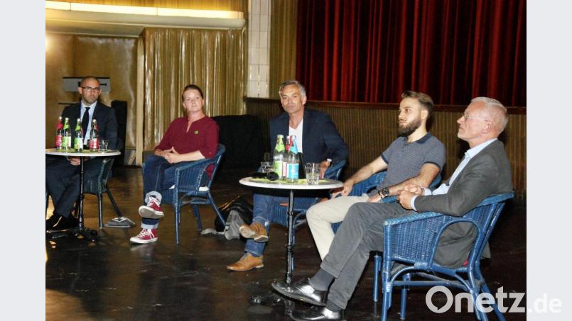 Kompetente Runde bei der Podiumsdiskussion zum Thema „Klimawandel und unsere Gesundheit“ im Amberger Ringtheater. Von links: Dr. Andreas Redel, Tina Winklmann, Dr. Günther Edenharter, Sinan Türkay und Dr. Thomas Bein. Bild: gsp