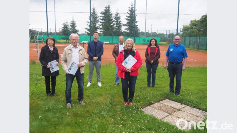 Treue Mitglieder wurden bei der Jahresversammlung des Ski-Clubs geehrt. Im Bild (von links): Christine Memmleb und Rudolf Schön (jeweils 50 Jahre Mitglied), Vorsitzender Alexander Schirmer, Hubert Schrems, Christa Forster, Evelin Schrems und Ehrenvorsitzender Horst Wettinger. Bild: ws