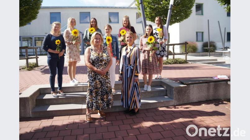Rektorin Christine Schneider (vorne links) und Konrektorin Stefanie Hauser (vorne rechts) freuen sich über den Zuwachs im Kollegium der Grundschule: (obere Reihe von links) Kerstin Hertl, Neele Cordt, Lisa Kläß, Marlene Bodensteiner, Lea Geier, Marcella Steinberger, Stephanie Grabinger. Bild: wel