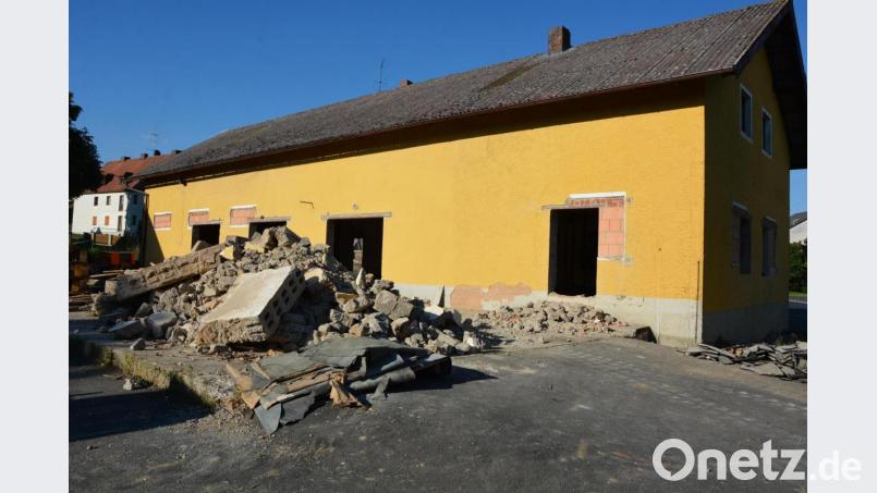 Nicht auf allen Baustellen in der Gemeinde Bad Neualbenreuth geht es so flott voran wie bei den Arbeiten am ehemaligen Raiffeisenareal. Kürzlich fand ein Vororttermin mit allen am Bau beteiligten Firmen statt, um alle Gewerke abzustimmen. Bild: jr