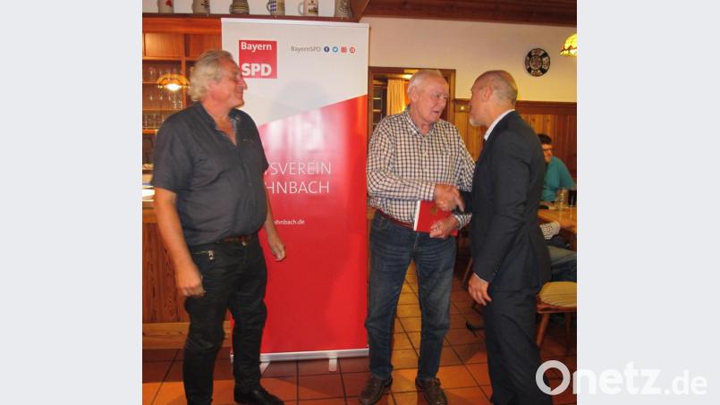 Vorsitzender Josef Götz mit Adolf Dietl, der seit 65 Jahren SPD-Mitglied ist, und Europaabgeordnetem Ismail Ertug (von links). Bild: Volker Jung/exb