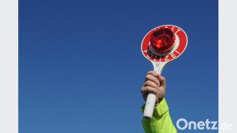 Polizeikelle in der Hand eines Polizisten bei einer Kontrolle. Symbolbild: Patrick Seeger/dpa