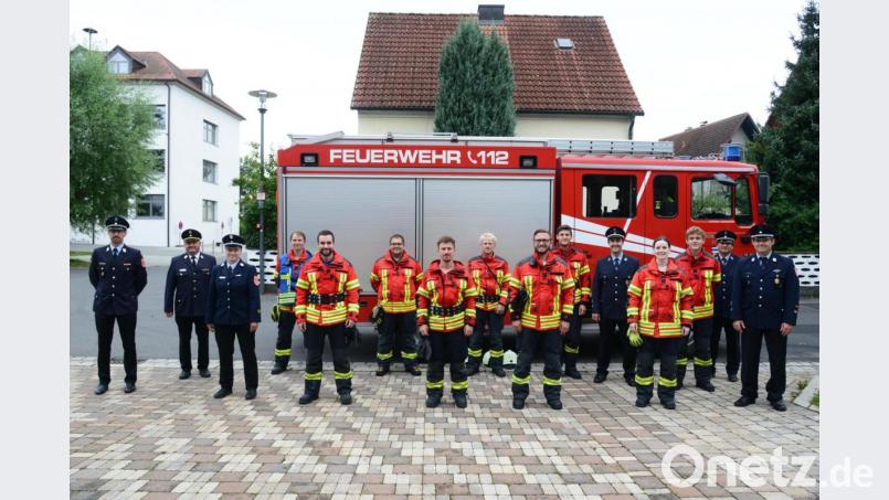 Die Leistungsprüfung &quot;Gruppe im Löscheinsatz&quot; ist bravourös gemeistert: Die Schiedsrichter Matthias Höning, Martin List und Carola Adam (von links) hatten keinen Grund für Kritik. Über das Arbeiten der Löschgruppe freute sich auch die Führung der Feuerwehr Schirmitz (rechts). Bild: bey