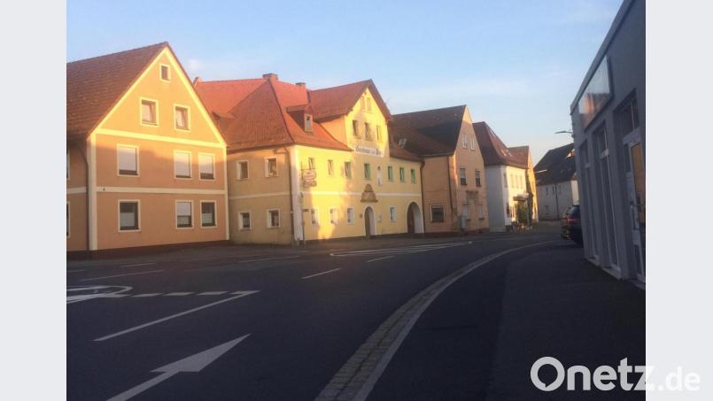 Eine Riesendimension hat laut Planer Dr. Emil Lehner der Manteler Marktplatz. Sein Rat, die Marktgemeinde sollte nicht unbedingt auf den Bau der Ortsumgehung warten, bevor sie tätig wird. Bild: sei