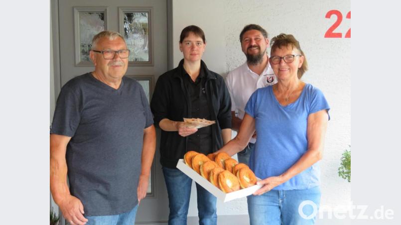 Original &quot;Neisteeder Küchla&quot; hatte das Backteam um die frühere BRK-Bereitschaftsleiterin Anni Priebe gebacken. Nun überreicht es den Gewinn von 400 Euro und eine Kostprobe an den jetzigen BRK-Bereitschaftsleiter Gerhard Müller. im Bild (von links) Horst Priebe, Carina Burucker, Gerhard Müller und Anni Priebe. Bild: ow