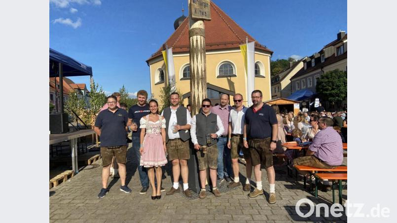 Der Kirwa-Baum wurde heuer erstmals versteigert. Den Zuschlag erhielten die Feuerwehren Wernberg, Oberköblitz und Glaubendorf zusammen mit Bürgermeister Konrad Kiener und Kreisbrandrat Christian Demleitner. Bild: wee