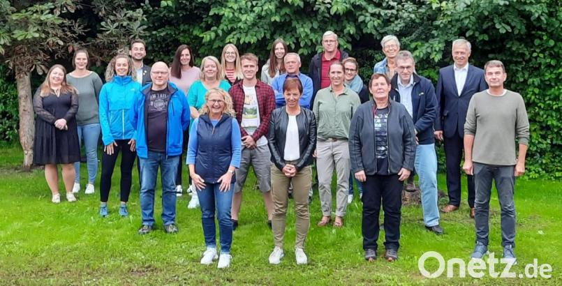 Der neu gewählte Vorstand des TuS 1866 Vilseck gemeinsam mit dem 2. Bürgermeister der Stadt Vilseck, Thorsten Grädler. Bild: Iris Rittner/exb