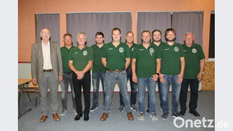 Dritter Bürgermeister Günter Gilch (links) hatte viel Lob für den Fischereiverein Oberviechtach, dem nach der Neuwahl auch weiterhin Peter Schwabenbauer (vorne zweiter von links als Vorsitzender und Johannes Wurm (rechts neben ihm) als sein Stellvertreter vorstehen. Auf dem Bild die weiteren Vorstandsmitglieder. Bild: frd