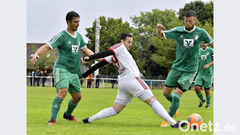 Vier Mannschaften liegen punktgleich an der Spitze der Kreisliga Süd, darunter der SV Inter Bergsteig (Mitte Florent Sejdiu) und die DJK Utzenhofen (rechts Filip Kutak). Während die Amberger Absteiger FV Vilseck erwarten, kommt es in Utzenhofen zum großen Ortsduell gegen den TuS Kastl. Archivbild: Hubert Ziegler