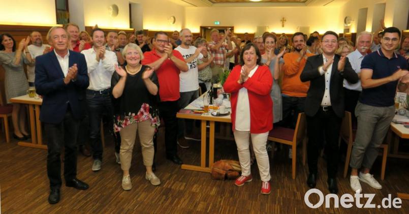 Aufbruchstimmung bei der SPD: Mit stehenden Ovationen machten sich die Genossen im Meisl-Saal in Bruck Mut für das Wahlkampffinale. Bild: Hirsch