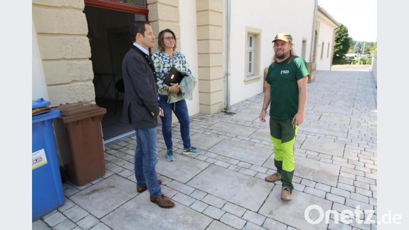 Das pädagogische Konzept von &quot;Learning Campus&quot; erläutert Co-Geschäftsführer Stephan Müller dem CSU-Bundestagsabgeordneten Albert Rupprecht (links) im Beisein von Bürgermeisterin Carmen Pepiuk. Hierbei besucht der Parlamentarier auch das von der Gemeinde zu einer Jugendbetreuungsstätte umgebaute Meierhof-Hauptgebäude. Bild: bjp