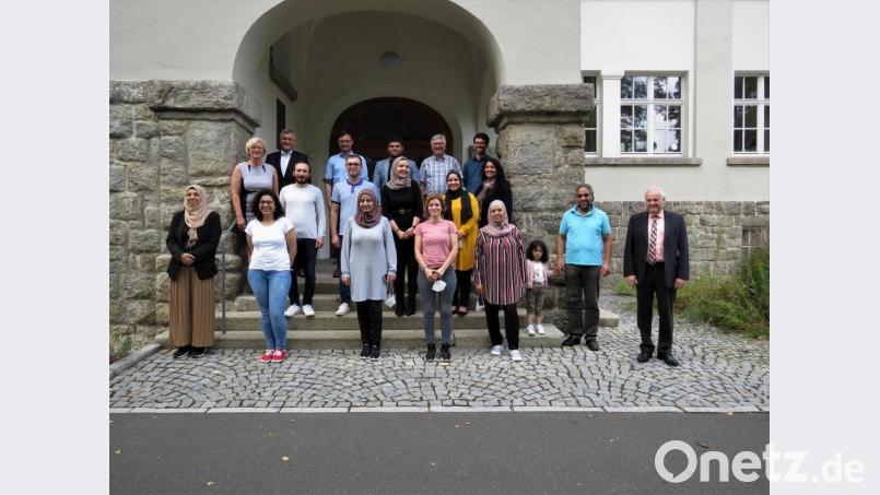 Die ersten Absolventen des &quot;Kulturdolmetscher&quot;-Kurses. Die 14 Frauen und Männer sind zuständig für die Landkreise Tirschenreuth und Neustadt/WN sowie die Stadt Weiden. Sie sollen eine sprachliche und kulturelle Brücke bauen für jene Menschen, die nach Deutschland flüchten und Hilfe bei Migrationsangelegenheiten brauchen. Bild: ubb