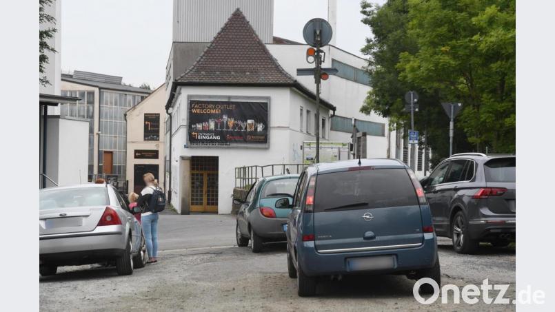 Eltern, Schüler, Anwohner und Firmen im Umfeld der Neustädter Schulen gewöhnen sich an die neuen Gegebenheiten beim Holen und Bringen des Nachwuchses per Elterntaxi. Am ersten Tag der Regelung kam es allerdings auch zu unschönen Szenen. Bild: Gabi Schönberger