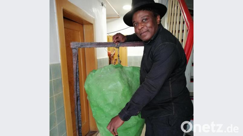 Emmanuel Eni präsentiert in Marktredwitz einige seiner Werke. Das grüne „Herz im Spiegel“ gehört auch dazu. Bild: fph