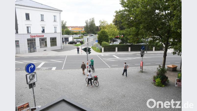Dem Josef-Witt-Platz (im Vordergrund) und dem Gelände rund um die Sparkasse kommt bei der Neugestaltung im Umgriff des Wittgartens eine besondere Rolle zu. Erhalten bleiben soll das ehemalige &quot;Schlegel-Gebäude&quot; (links). Bild: Gabi Schönberger