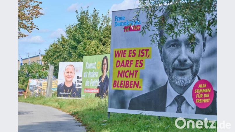 Wahlplakate soweit das Auge reicht. Um die Werbung zu finanzieren, setzen die Parteien im Wahlkampf auf Großspenden. Bild: Annette Riedl