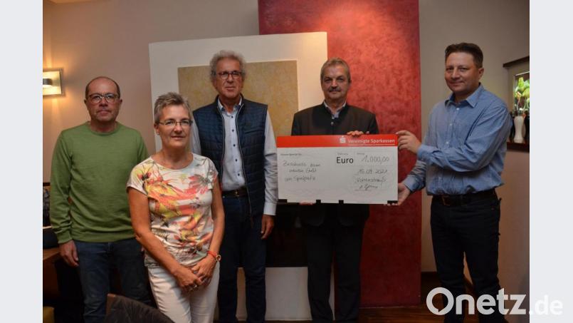 Bürgermeister Andreas Wutzlhofer (Zweiter von rechts) durfte von Siedlerchef Alexander Thomas (rechts) eine Spende in Höhe von 1000 Euro entgegennehmen. Das Geld wird auf dem Spielplatz an der Haidaer Straße investiert. Die Neuanschaffung liegt bereits auf dem Bauhof parat. Bild: doj