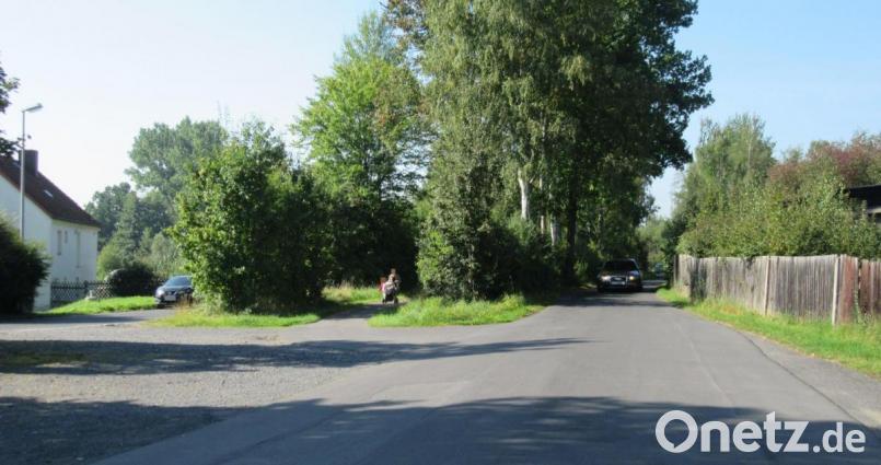 Die provisorische Verbindung auf dem früheren Bahndamm aus Richtung Münchenreuther Straße (Bild) zur Baumeister-Emil-Engel-Straße wird während der Arbeiten auf der Bundesstraße als innerörtliche Umleitung genutzt. Bild: kgg