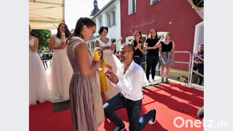 Daniel Kratz ging vor seiner Lebensgefährtin Jennifer Bauer auf die Knie, um sie zu bitten, seine Frau zu werden. Bild: ubb