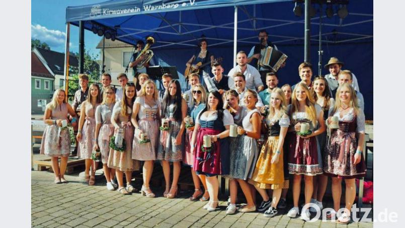 Die Kirwamoidln und Kirwaboum sorgten zusammen mit den Musikanten für gute Stimmung und die Gäste ließen sich gerne mitnehmen. Nach der Corona bedingten „Zwangspause“ genossen die Besucher ganz besonders die Festatmosphäre. Bild: wee