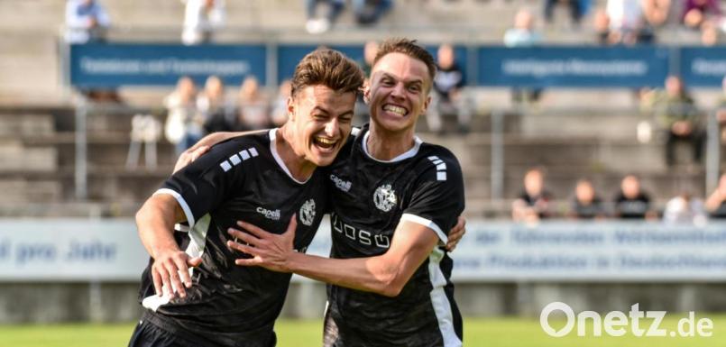 So ein Jubel tut gut: Bastian Freisinger (links) freut sich mit Dominik Haller über ein Tor. In Hof, so das Ziel, soll auch gejubelt werden. Am besten einmal mehr als der Gegner. Archivbild: PresseFoto Evans / Ryan Evans