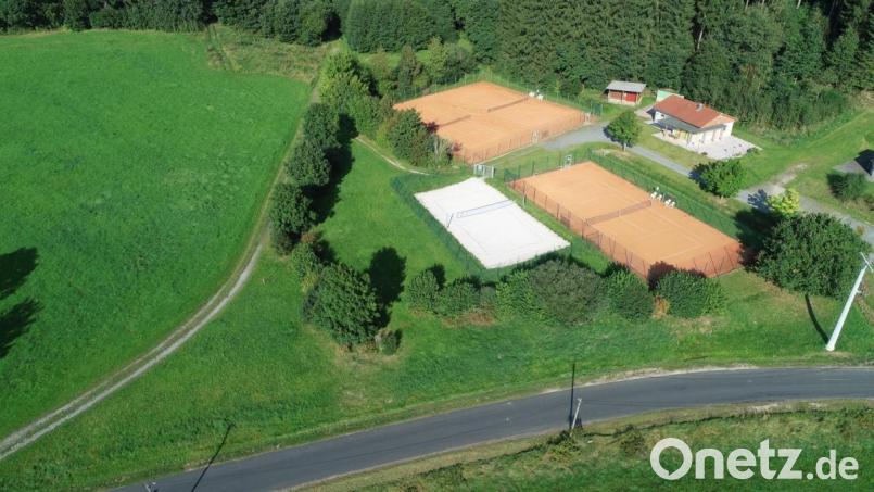 Für die Anlegung des Pumptracks muss die Hecke entlang des Weges, aber auch in Sichtverbindung zur Straße Richtung Tennisheim beseitigt werden. Entlang des Allwetterplatzes bis etwa zum bestehenden Weg wird der Pumptrack gebaut. Links des bestehenden Weges in der leichten Biegung wird der Kids Parcours gebaut. Der Weg muss dann entsprechend verlegt werden, was in der Planung bereits berücksichtigt ist. Bild: bey