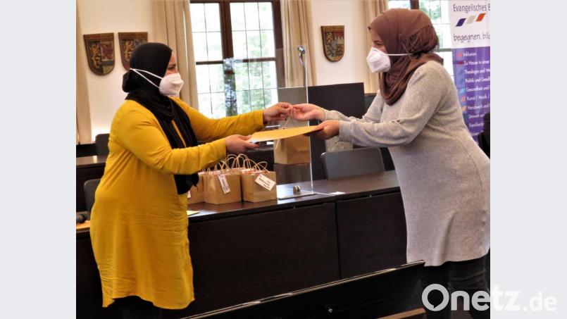 Kursleiterin Ahlam Bendadda-Erraji (links) überreicht allen 14 neuen &quot;Kulturdolmetscherinnen und -dolmetschern&quot; persönlich das Zertifikat und wünschte viel Freude bei der ehrenamtlichen Hilfeleistung bei neu ankommenden Migranten. Bild: ubb
