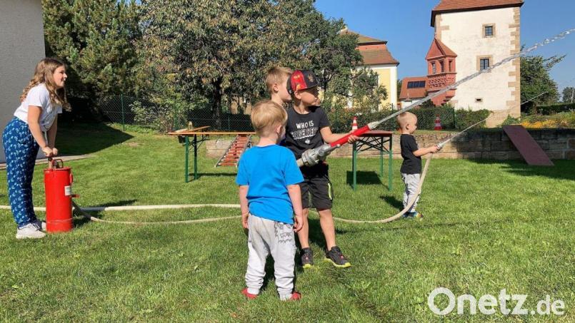 &quot;Wasser marsch&quot;, heißt es beim Kindernachmittag der Feuerwehr Dießfurt. Bild: exb
